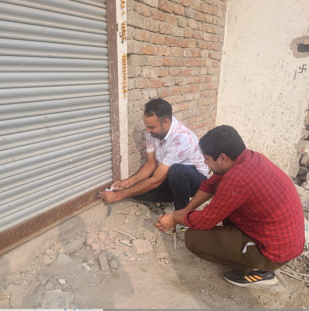 Unknown people removed the seal of the shop without making a map and re-sealed it.