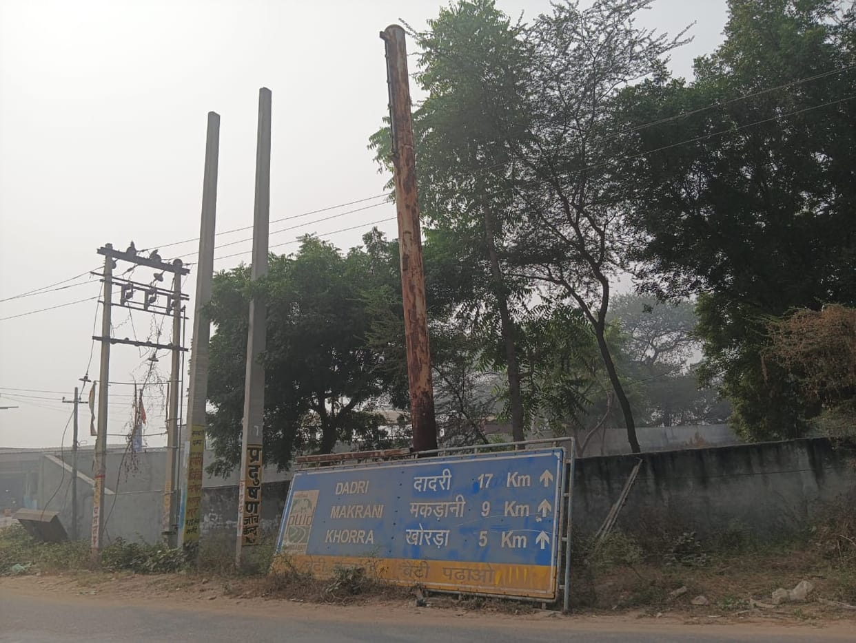Direction signs broken, drivers asking for directions from shopkeepers