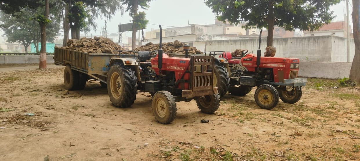 Tehsildar caught two tractor-trolleys involved in illegal mining