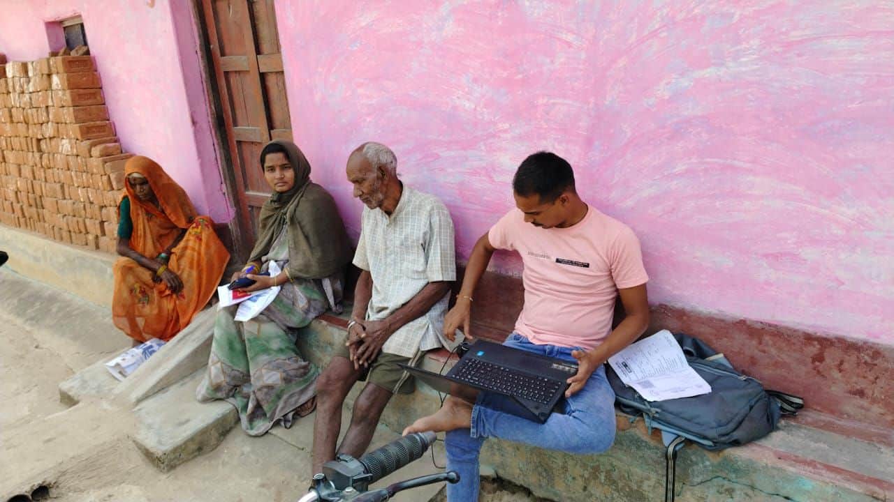 बुजुर्गों की आयुष्मान कार्ड बनाते हुए स्वास्थ्य विभाग के सदस्य।