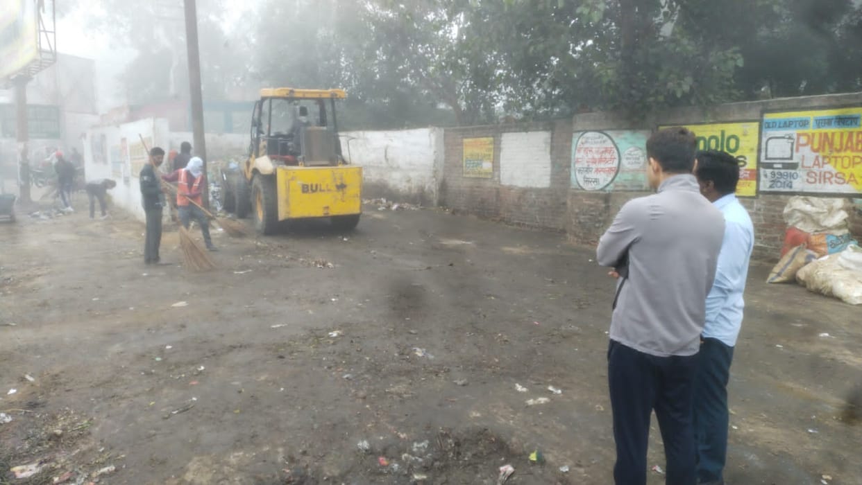 Seeing garbage at the dumping point, the Municipal Commissioner expressed his displeasure, called the employees and got the cleaning done.