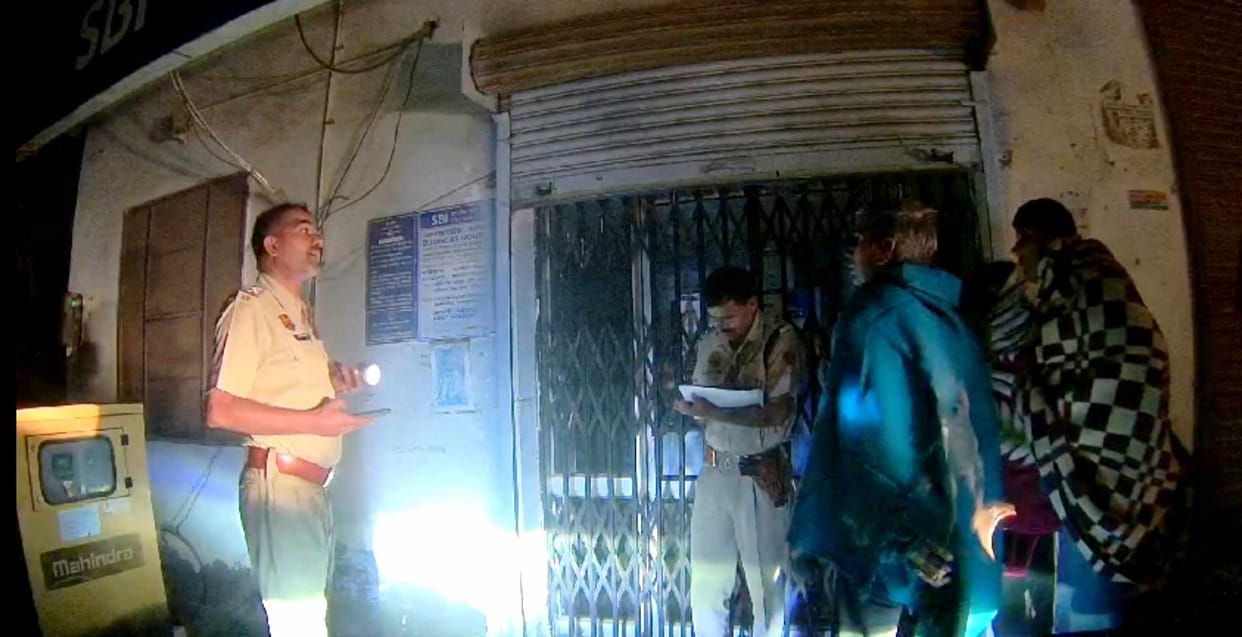 Attempt to steal from SBI branch in Dhani Sanchala, when tower company employees woke up, the thief ran away.
