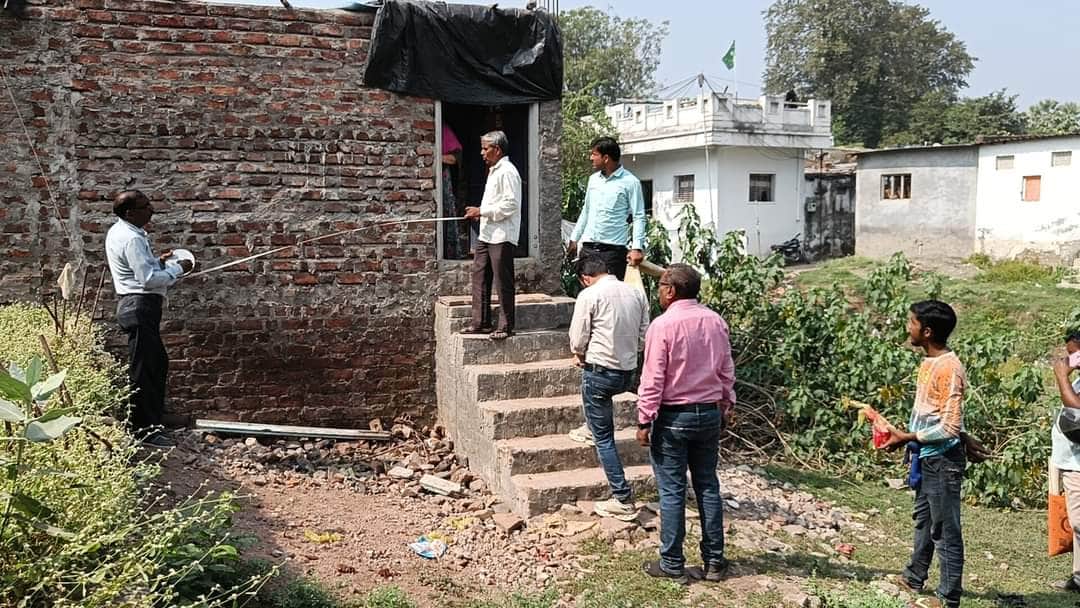 हाई कोर्ट के आदेश के बाद नाले की जांच करने पहुंची जिला प्रशासन की टीम