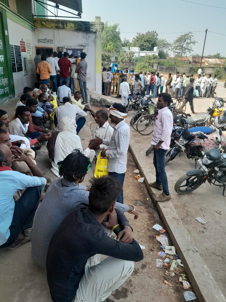 Damoh Farmers worried about fertilizer, There is a queue in the double locked warehouse since morning