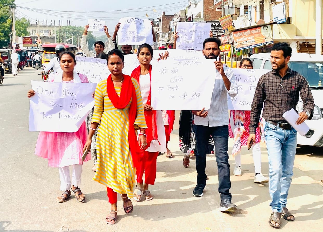 The candidates who reached the tehsil submitted a memorandum addressed to the Governor to the Naib Tehsildar.