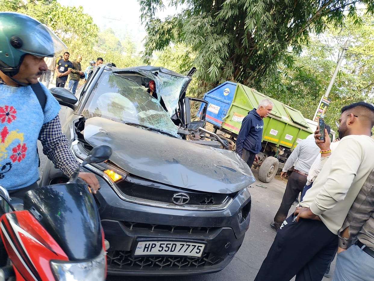 Collision between car and Municipal Council vehicle, three people injured