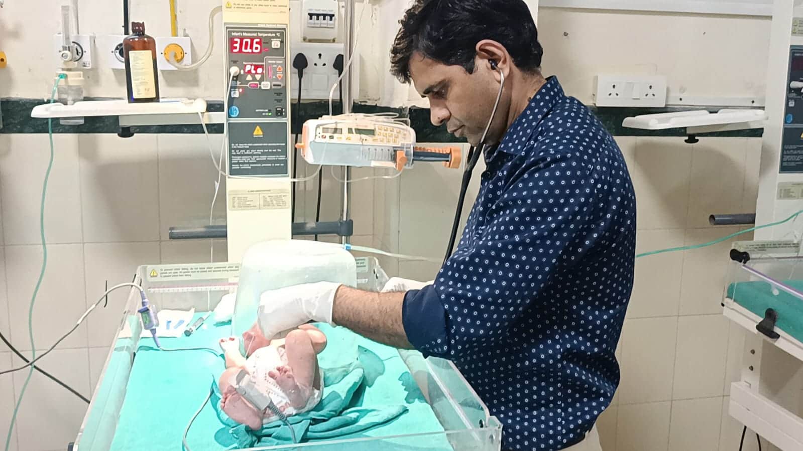 नवजात शिशु का इलाज करते डॉक्टर।