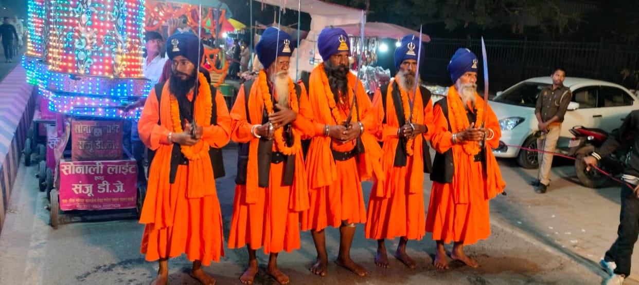 Procession of Guru Granth Sahib started in the city...devotees gathered