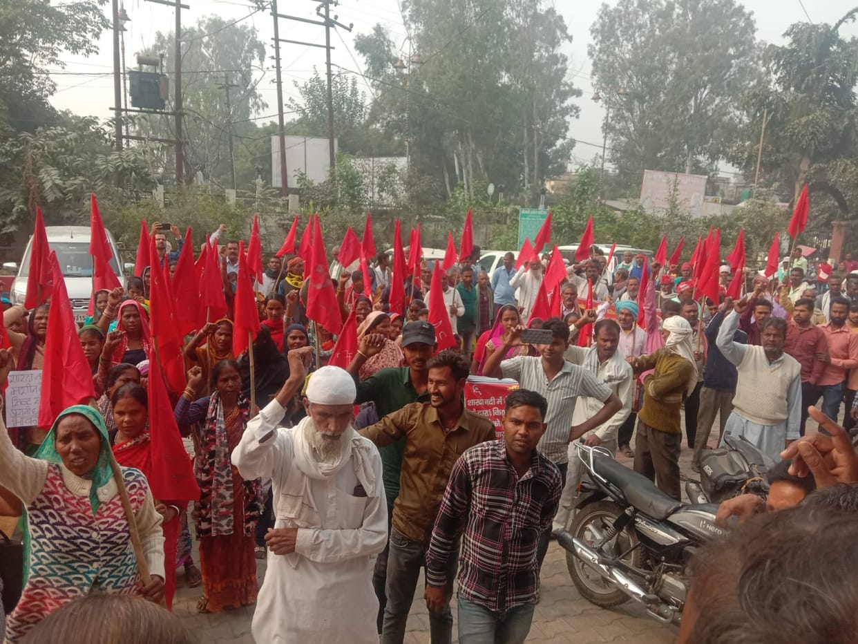 CPI(ML) took out a procession and demonstrated demanding the construction of embankment