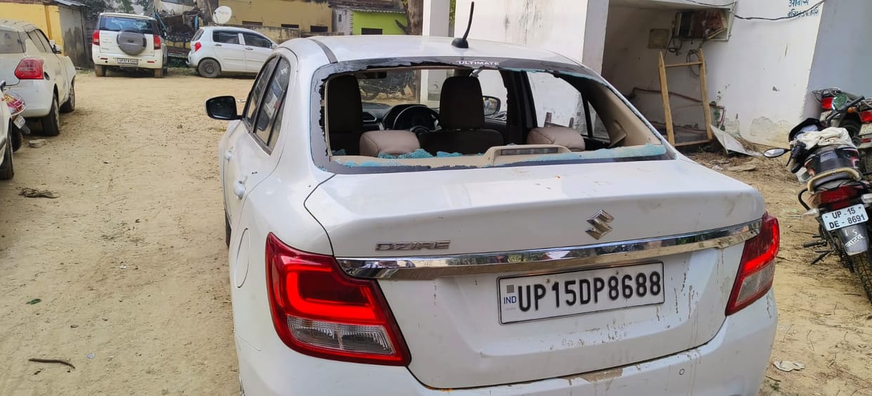 In a dispute over removing the bike, the car rider was beaten, the glass of the car was broken by pelting stones, mother and child also got injured.