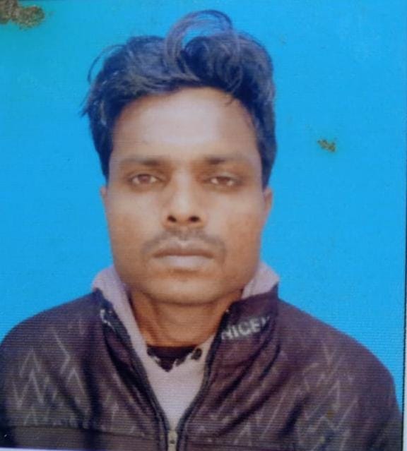 Bike collides with pole in fog, youth dies
