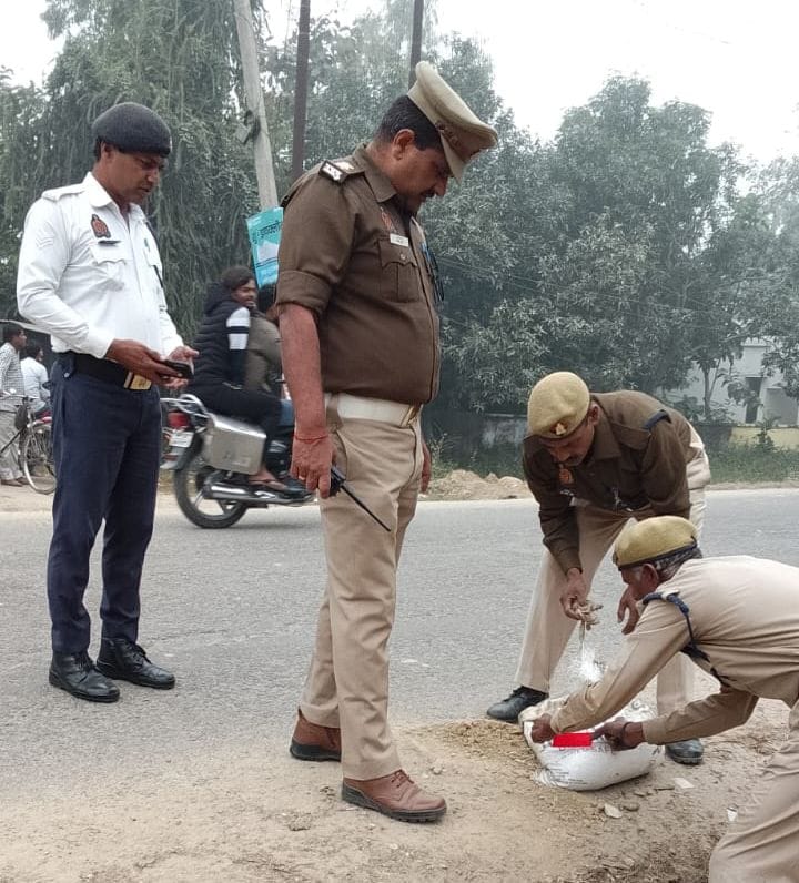 Reflectors are being installed on sacks kept on the road