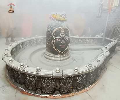 Ujjain News: वैकुंठ चतुर्दशी पर भस्मारती में फूलों की माला से सजे बाबा महाकाल, आज रात होगा हरि हर मिलन On Vaikuntha Chaturdashi, devotees kept looking at Baba Mahakal dressed like this in Bhasmarti