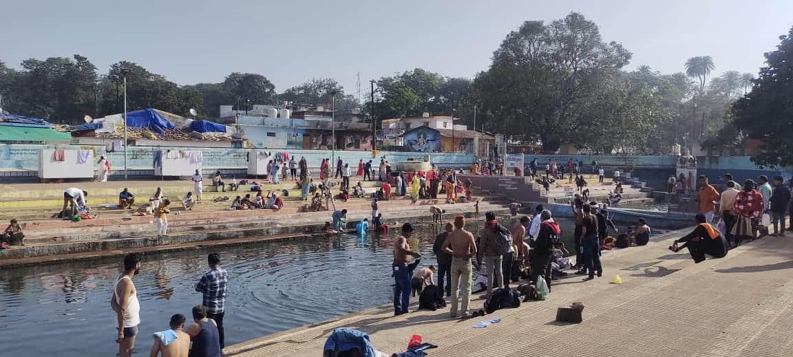 अमरकंटक में पूजा अर्चना तथा स्नान करते श्रद्धालु