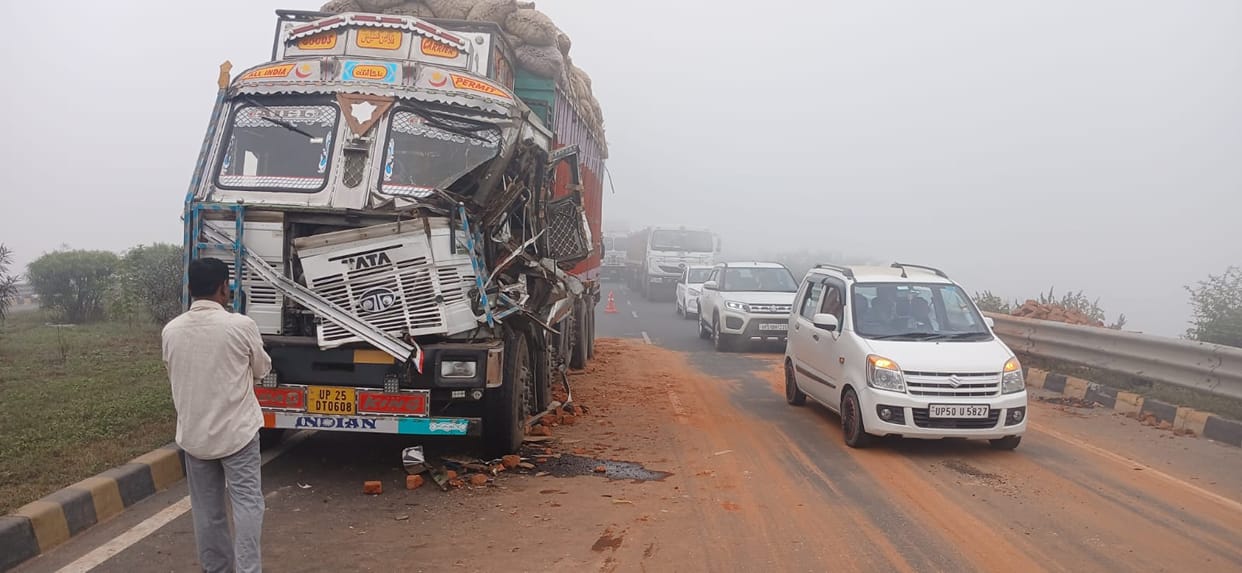 Gorakhpur News: Six vehicles collided on the highway in fog...many injured, long traffic jam