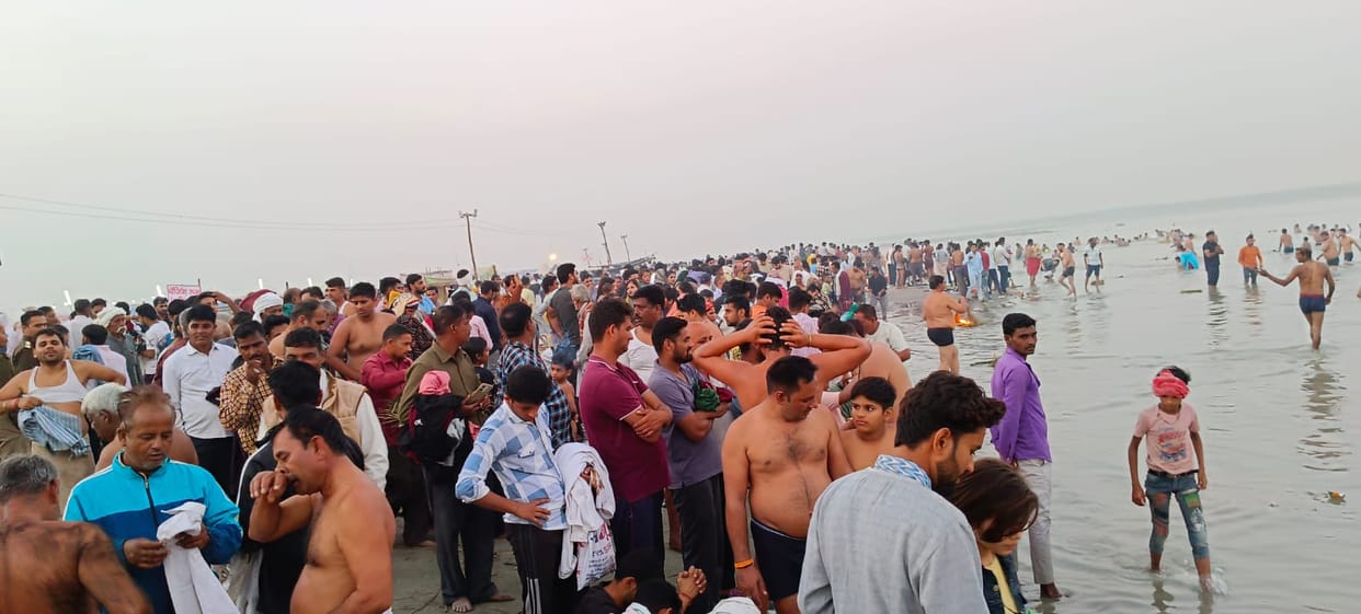 Devlok descended in the city of Pandavas, took a holy dip in Ganga.