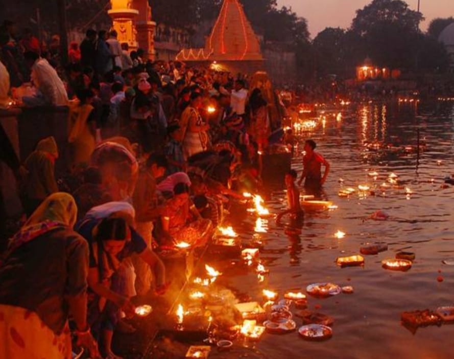 Mother Shipra was illuminated with lamps of faith on Kartik Purnima, a large number of devotees donated lamps
