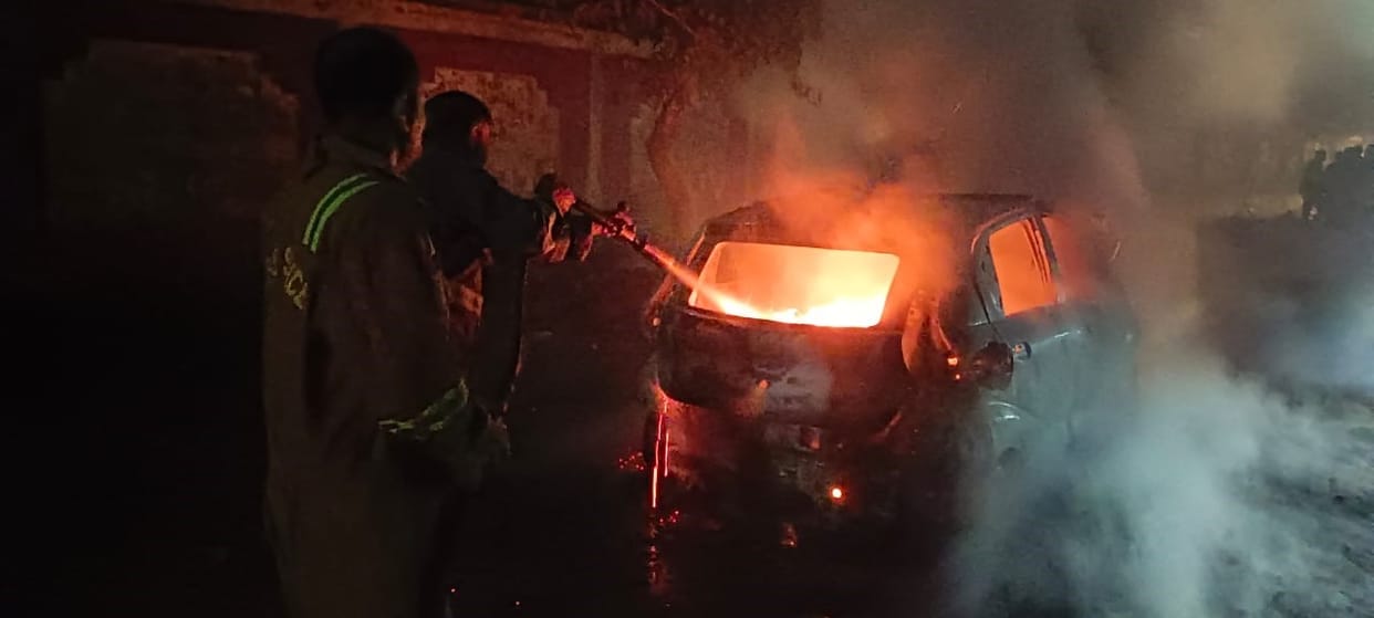 Fire broke out in a moving car, people narrowly escaped.