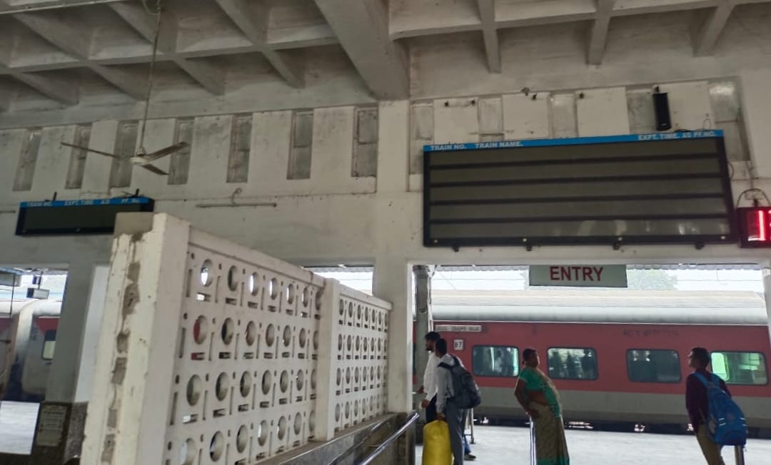 Chaos prevails at Malani station, passengers are troubled