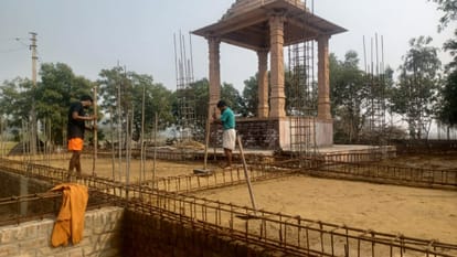 मथुरा। वज्रनाभ की समाधि स्थल पर होता काम।