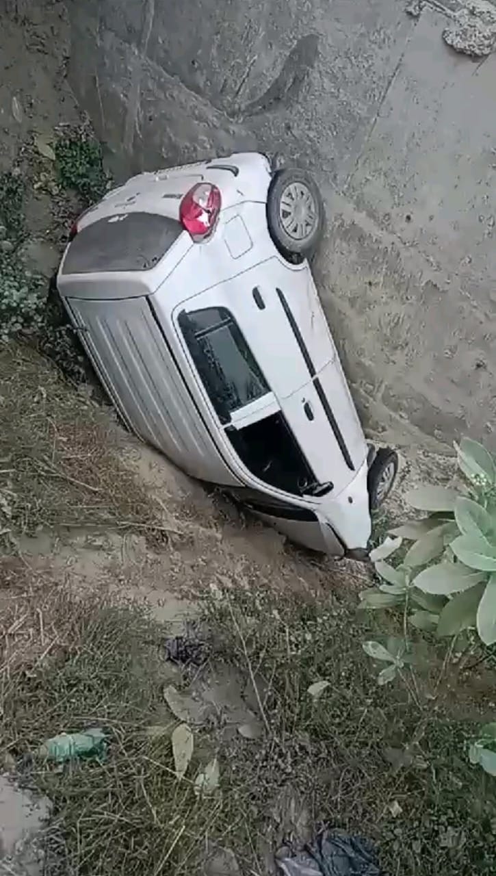 Car fell into a pit in dense fog, driver survived
