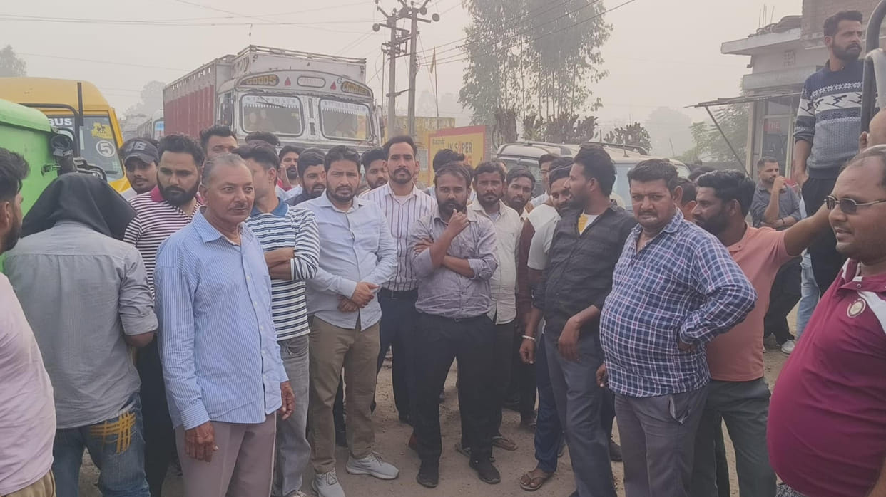 Anger erupted due to non-construction of road, jam was created