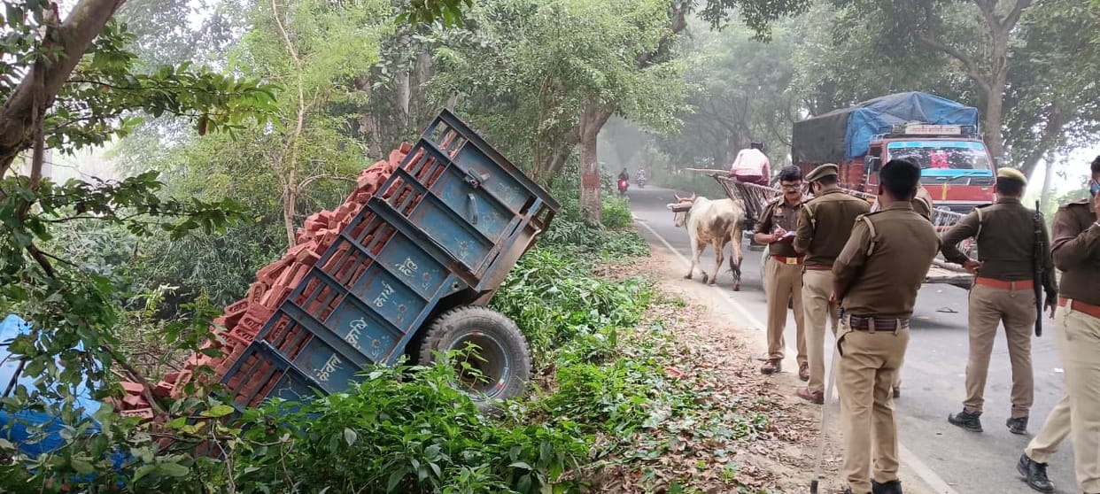Tractor-trolley overturned in a ditch after colliding with a bike, bike rider died