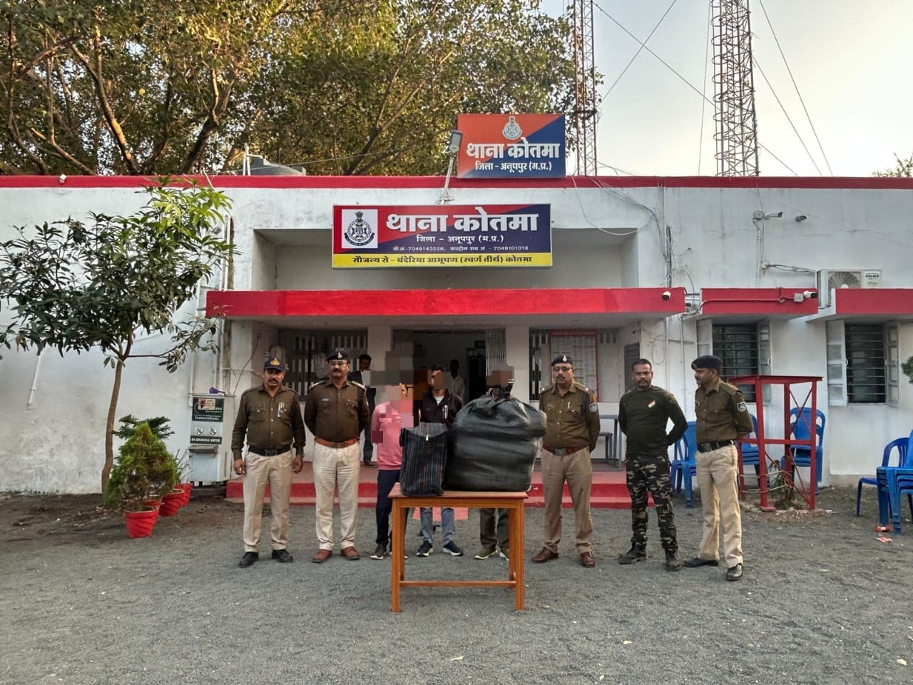 पुलिस गिरफ्त में आरोपी और जप्त गांजा