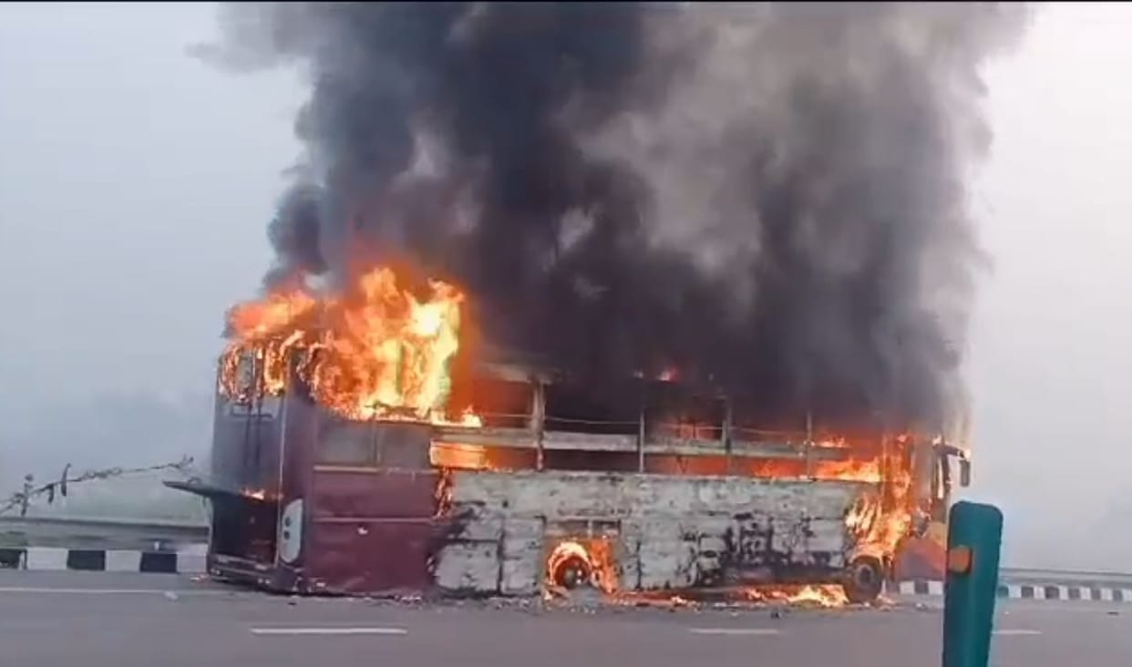 Fire breaks out in moving sleeper bus, 42 passengers saved