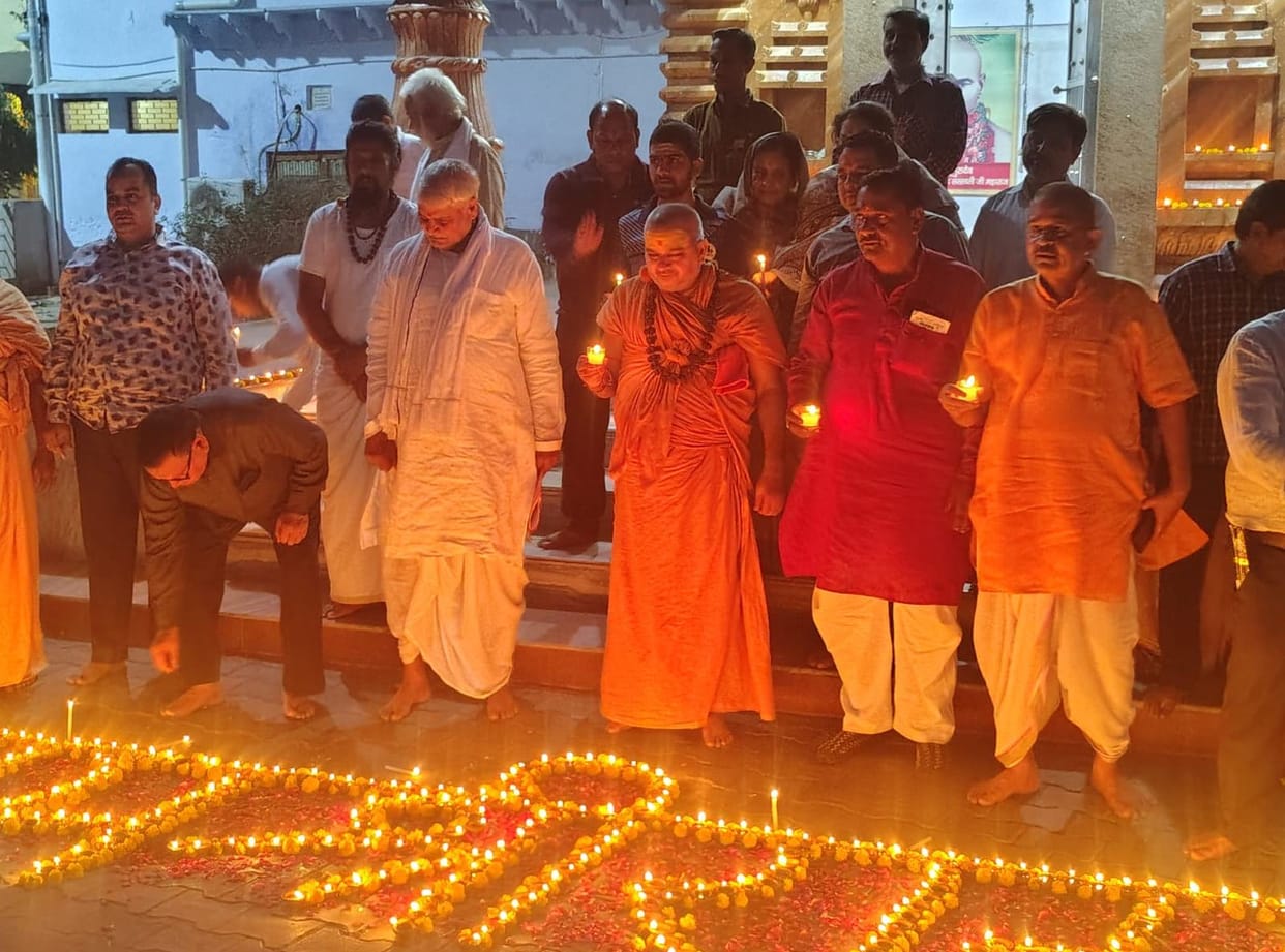 Diyas were lit on Dev Diwali, worship took place at Ramlila Maidan.