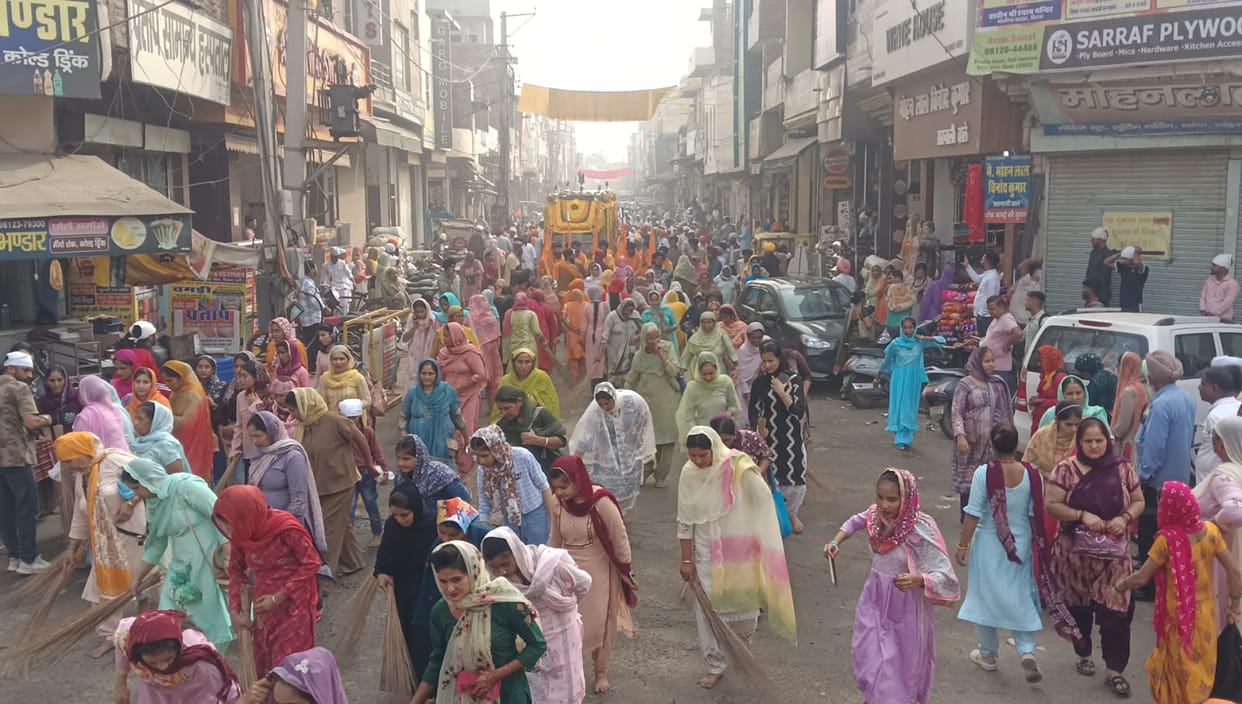 Nagar Kirtan took out from Gurdwara Chilla Sahib under the leadership of Panj Pyaras, Gatka Party showed amazing feats