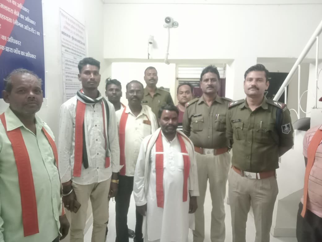 थाने में खड़े संगठन के सदस्य