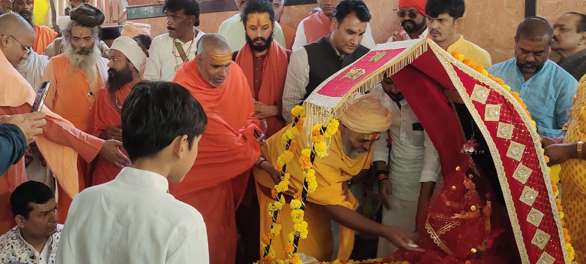 यात्रा में शामिल श्रद्धालु तथा पूजा अर्चना करते साधु संत