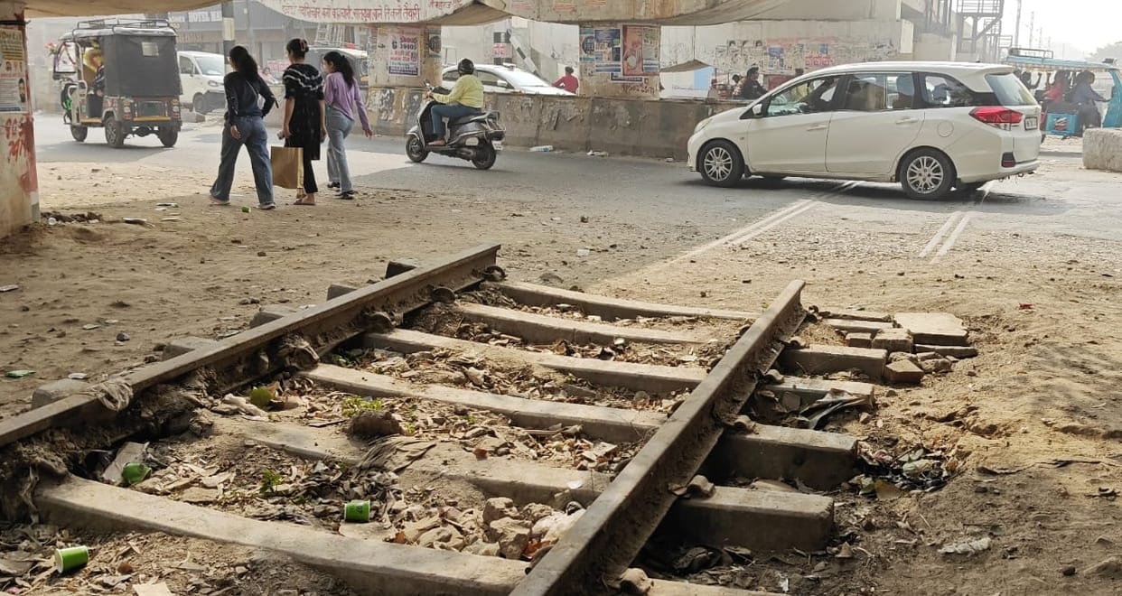 A link road was to be built along the railway elevated track in nine months, till now the entire track has not been uprooted