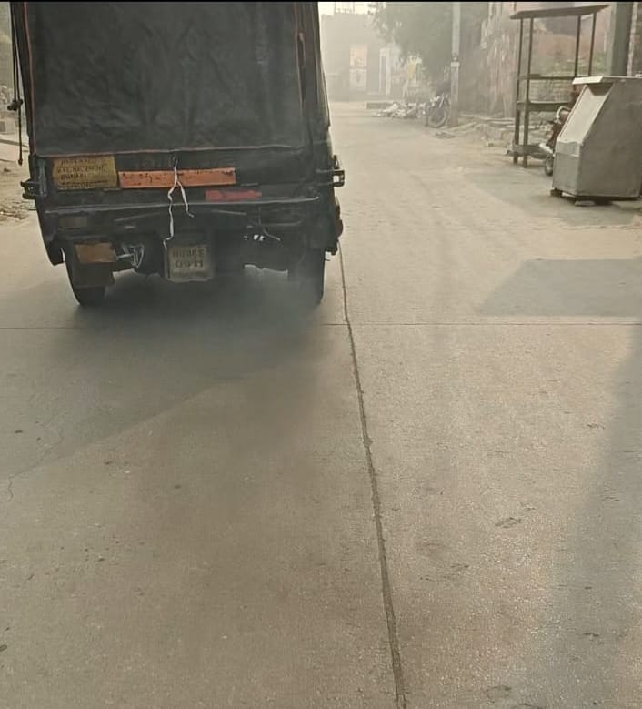 Smog tower remained closed throughout the day, vehicles emitting smoke on the road