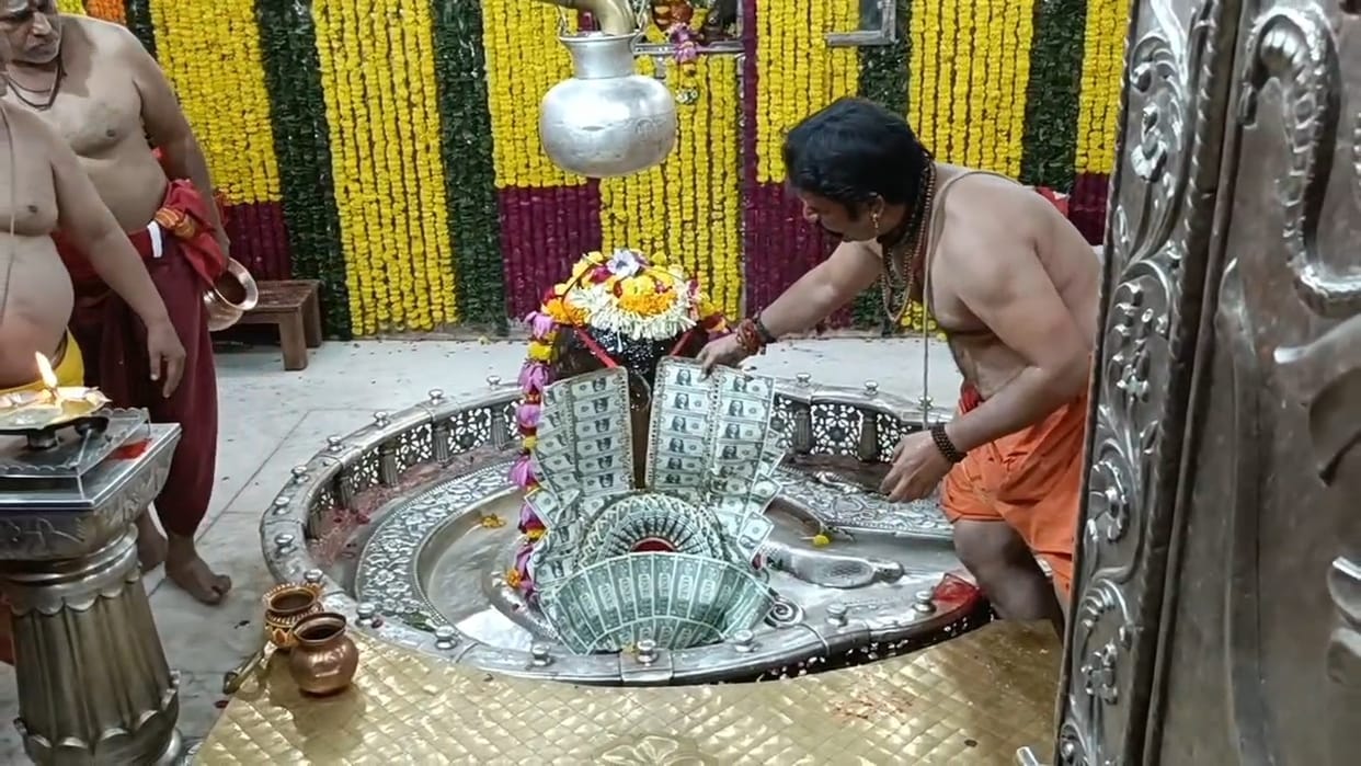 A unique devotee of Baba Mahakal offered a garland of dollar notes, also kept the name secret