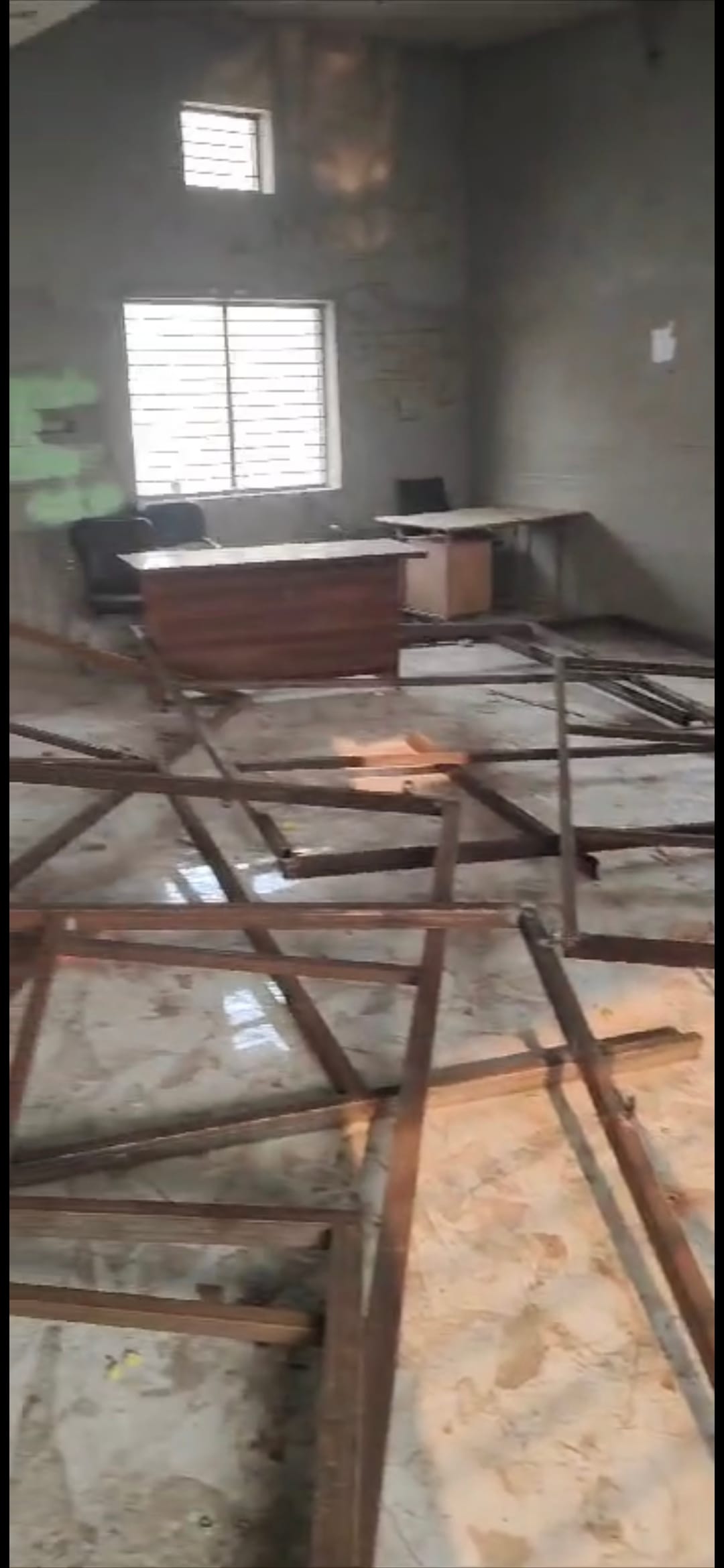 The chambers built in the hall above the bar auditorium were broken, then there was an uproar.