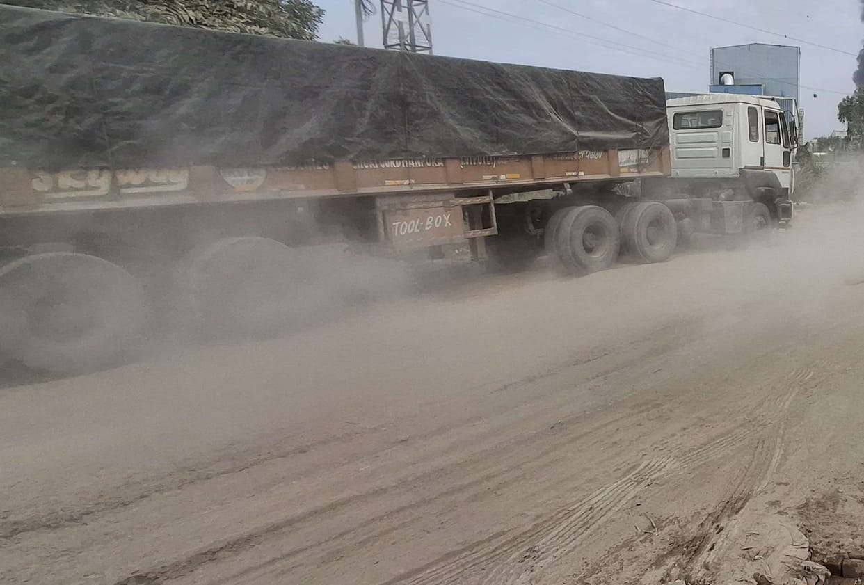 Dust is flying on the roads, no arrangements are being made to stop it.