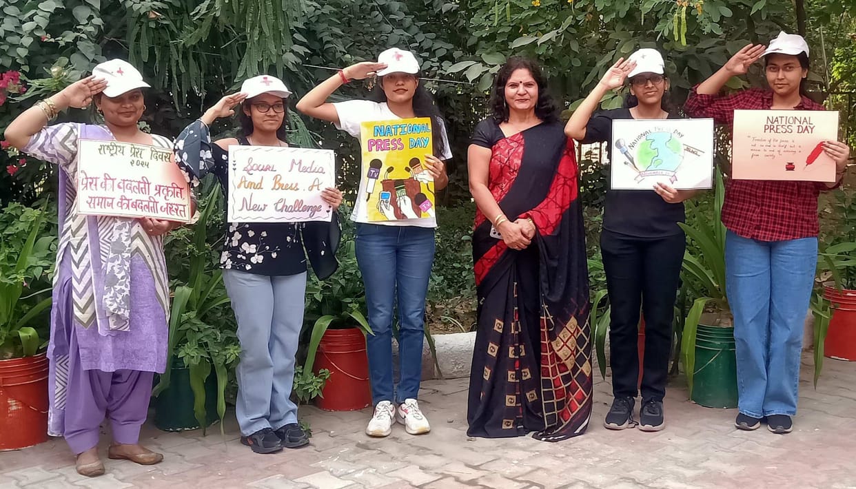 Expressed gratitude to journalists through posters and slogans