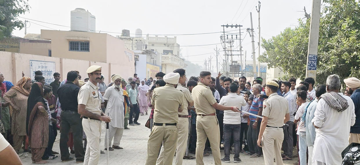 Polls installed in the presence of police