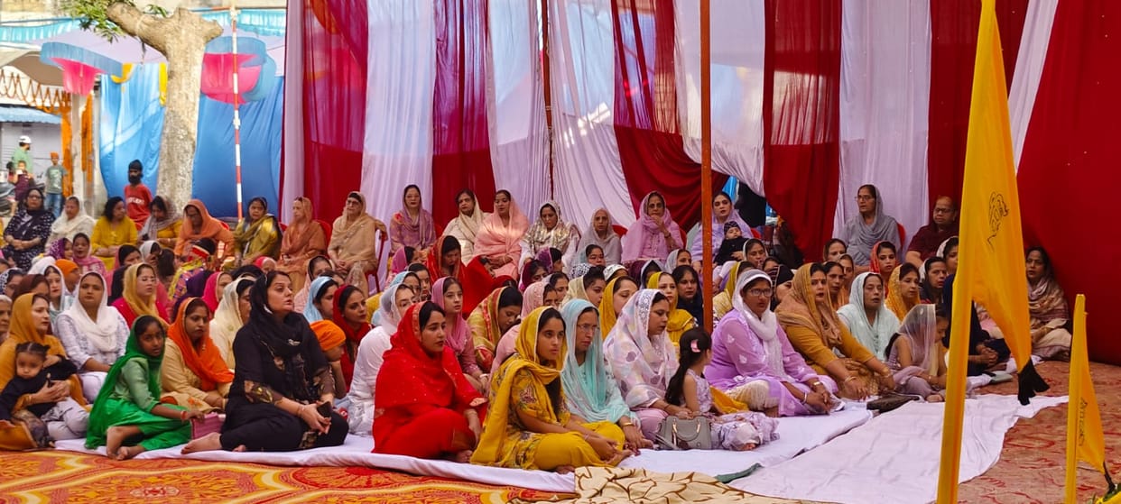 Devotees kept dancing to the kirtan of Ragi Jatha, ended with Ardaas.