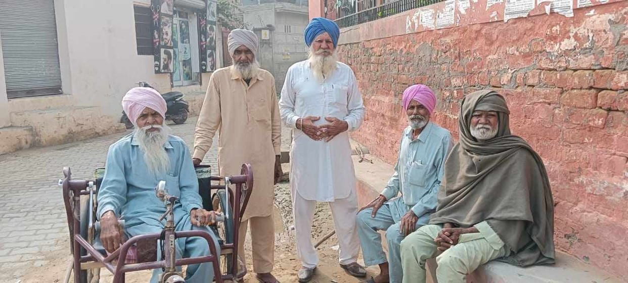 Due to lack of bank branch in village Chandpura, elderly people are roaming till Jakhal to withdraw their pension.