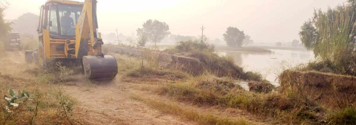 A 200 foot wide crack appeared due to the breaking of Khedi canal
