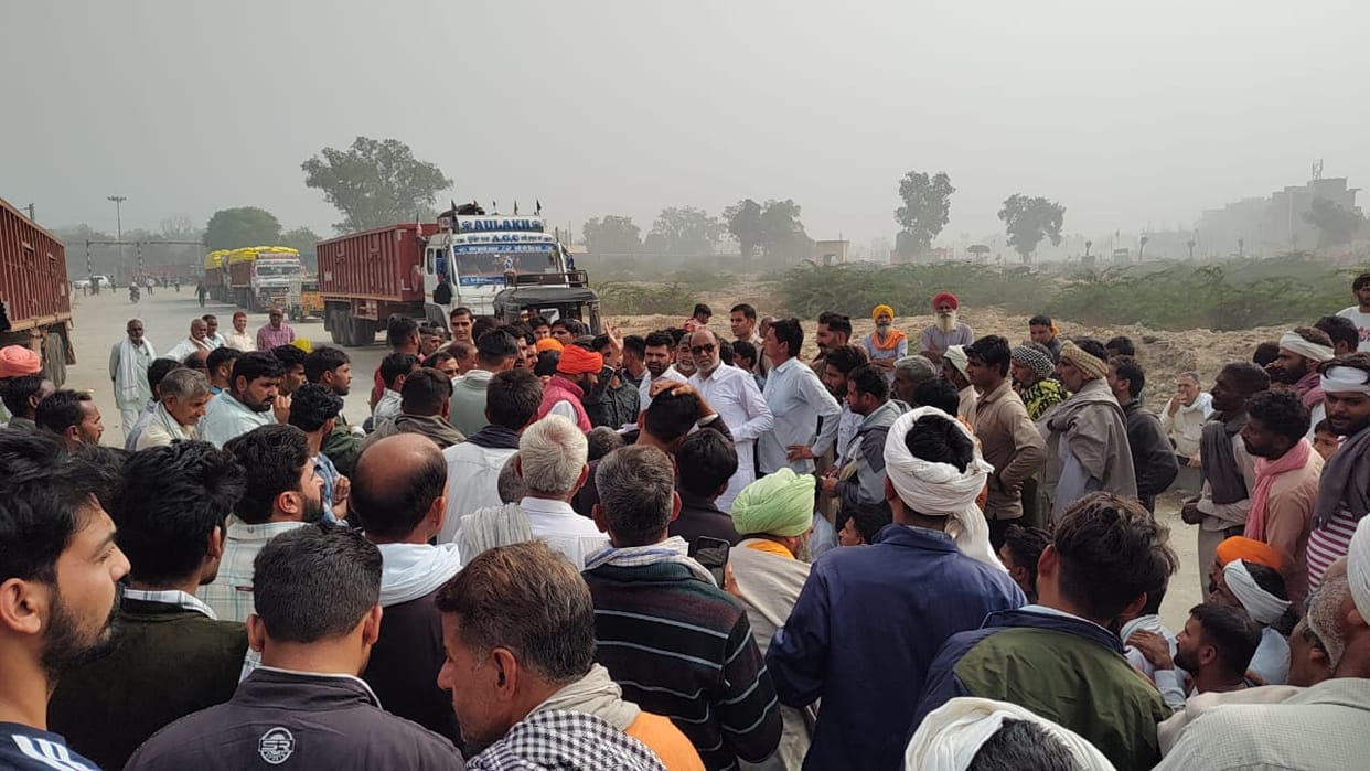 Quality controller assured to provide fertilizer by tomorrow, farmers opened the jam after an hour
