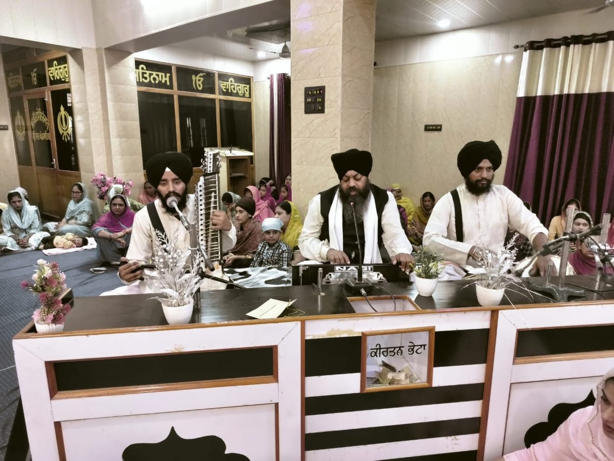 Divan decorated on Prakash Parv, glory of Guru narrated