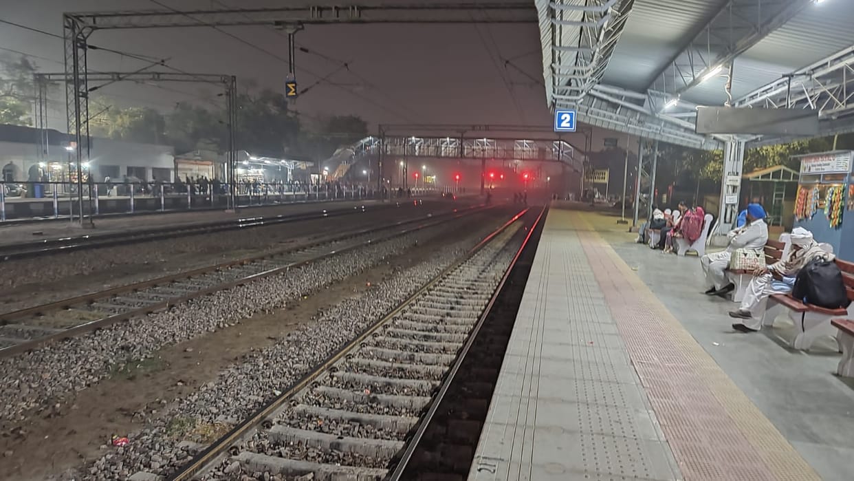 Delay in trains spoiled the schedule of passengers, 5 trains were delayed by more than an hour