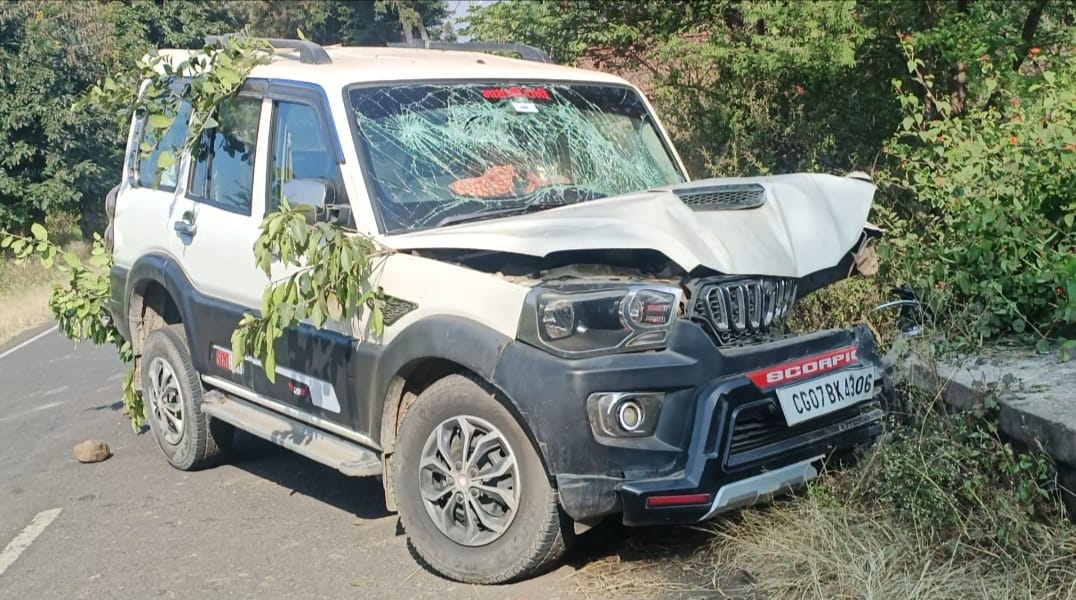 हादसे का शिकार हुई कार।