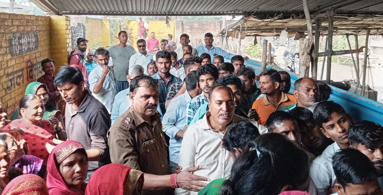 Farmers queue up, manure distributed under police surveillance