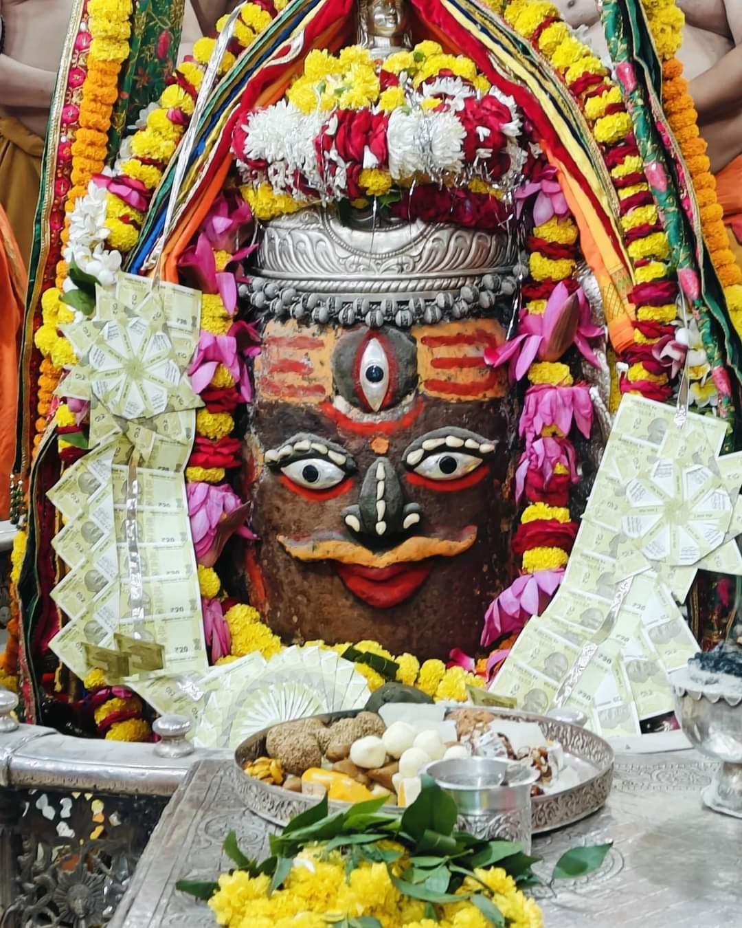 Baba Mahakal got decorated today in Bhasma Aarti by wearing a garland of currency notes