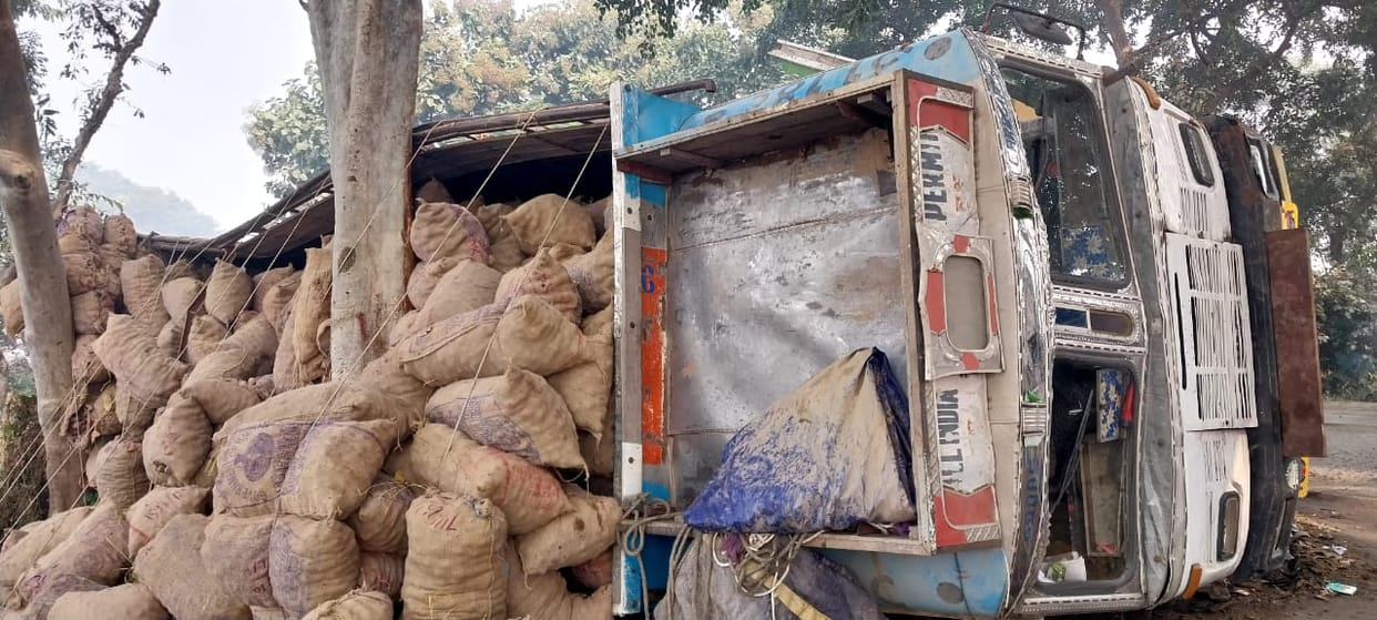 Truck loaded with potatoes overturned out of control, accident averted